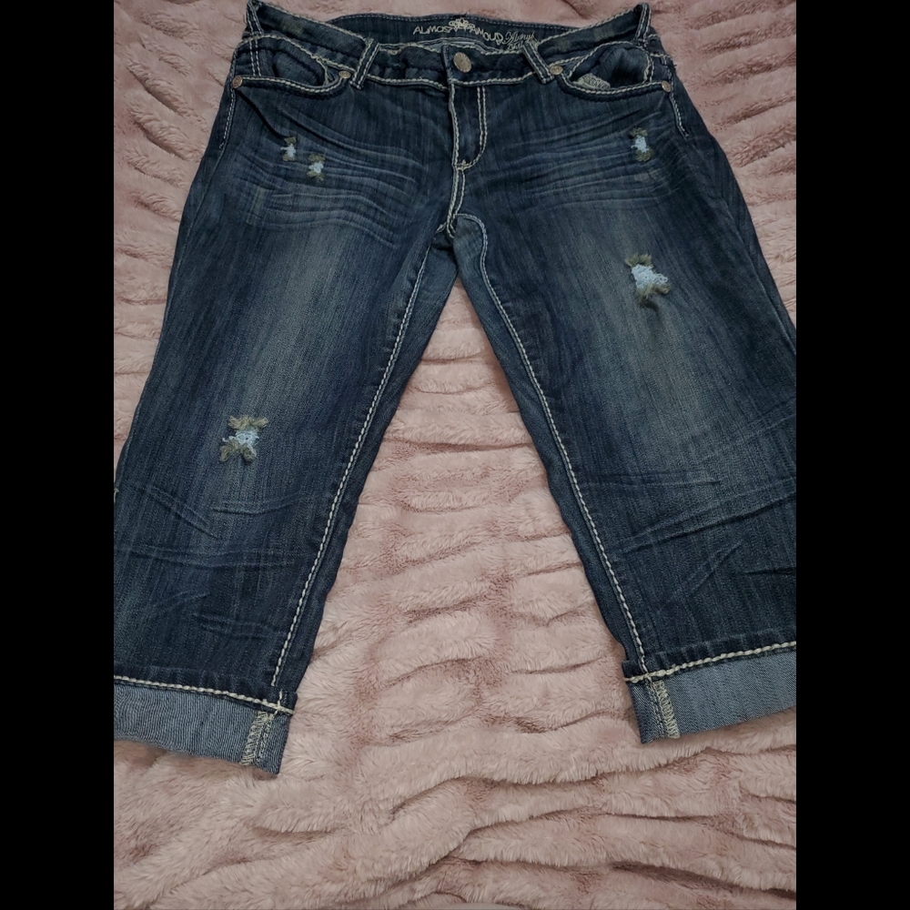Distressed Jean capris - Picture 2 of 6